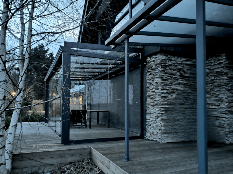 Szklane zadaszenia tarasów - dach tarasu zabudowany szkłem hartowanym - Realizacja Alumar-Zabudowy