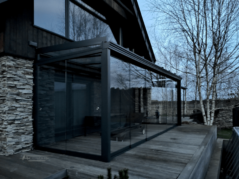Szklane zadaszenia tarasów - dach tarasu zabudowany szkłem hartowanym - Realizacja Alumar-Zabudowy