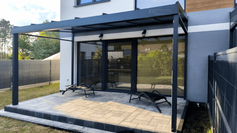 Szklane zadaszenia tarasów - dach tarasu zabudowany szkłem hartowanym - Realizacja Alumar-Zabudowy