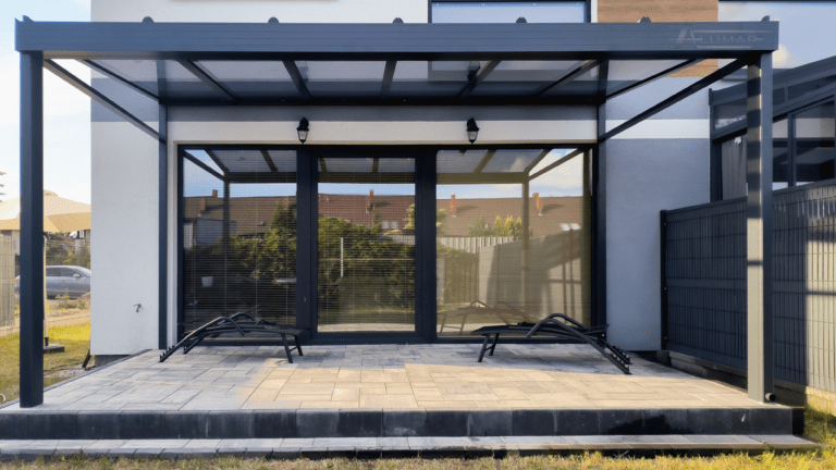 Szklane zadaszenia tarasów - dach tarasu zabudowany szkłem hartowanym - Realizacja Alumar-Zabudowy