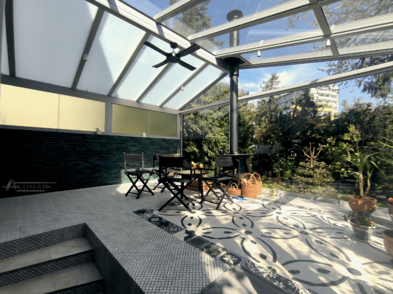 Szklane zadaszenia tarasów - dach tarasu zabudowany szkłem hartowanym - Realizacja Alumar-Zabudowy