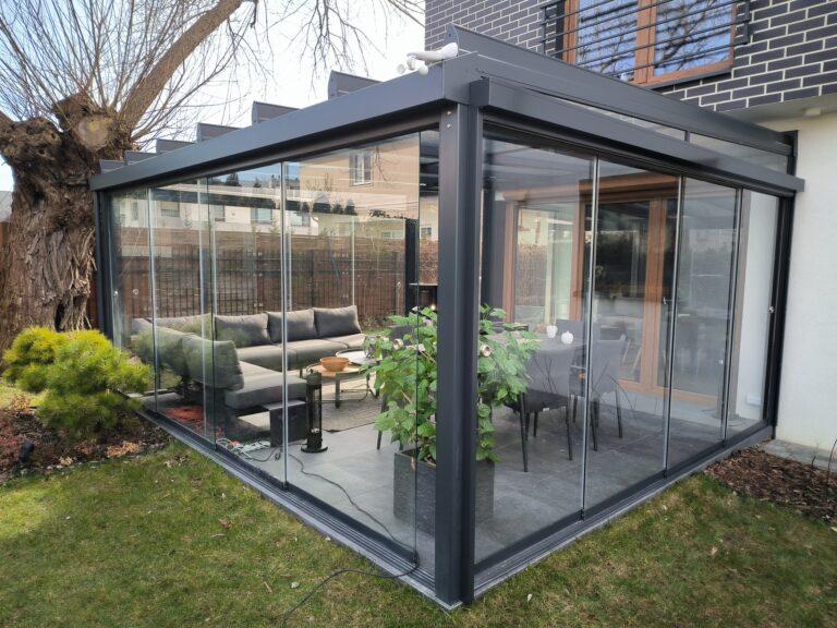 Szklane zadaszenia tarasów - dach tarasu zabudowany szkłem hartowanym - Realizacja Alumar-Zabudowy