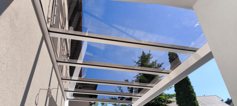 Szklane zadaszenia tarasów - dach tarasu zabudowany szkłem hartowanym - Realizacja Alumar-Zabudowy