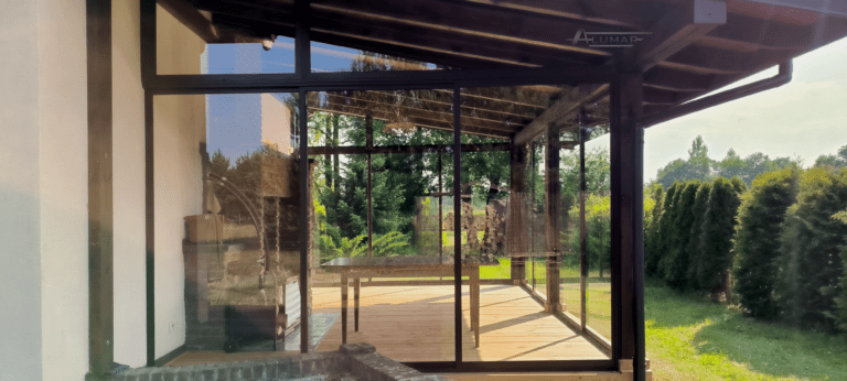 Szklane zabudowy tarasów - taras zabudowany szkłem hartowanym - Realizacja Alumar-Zabudowy