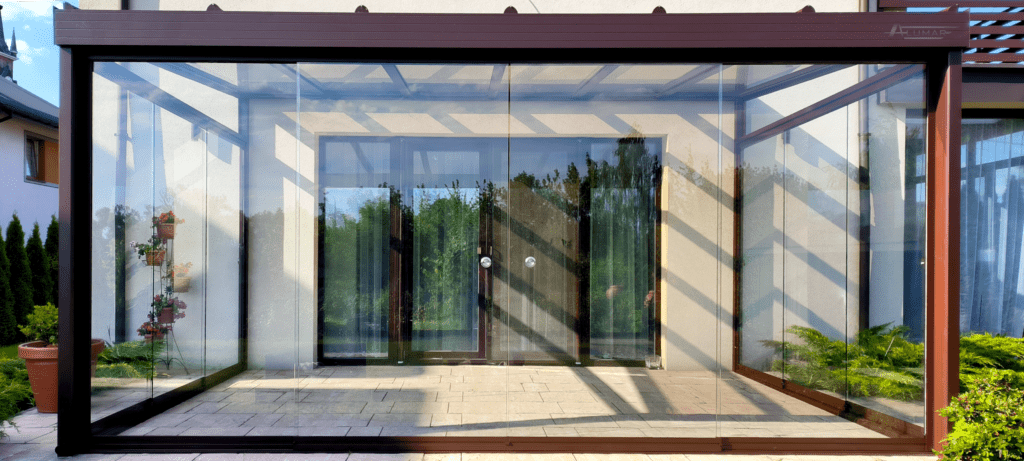 Szklane zabudowy tarasów - taras zabudowany szkłem hartowanym - Realizacja Alumar-Zabudowy