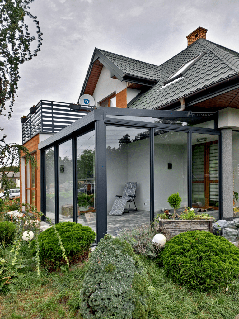 Szklane zabudowy tarasów - taras zabudowany szkłem hartowanym - Realizacja Alumar-Zabudowy