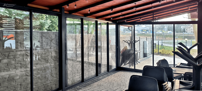 Szklane zabudowy tarasów - taras zabudowany szkłem hartowanym - Realizacja Alumar-Zabudowy