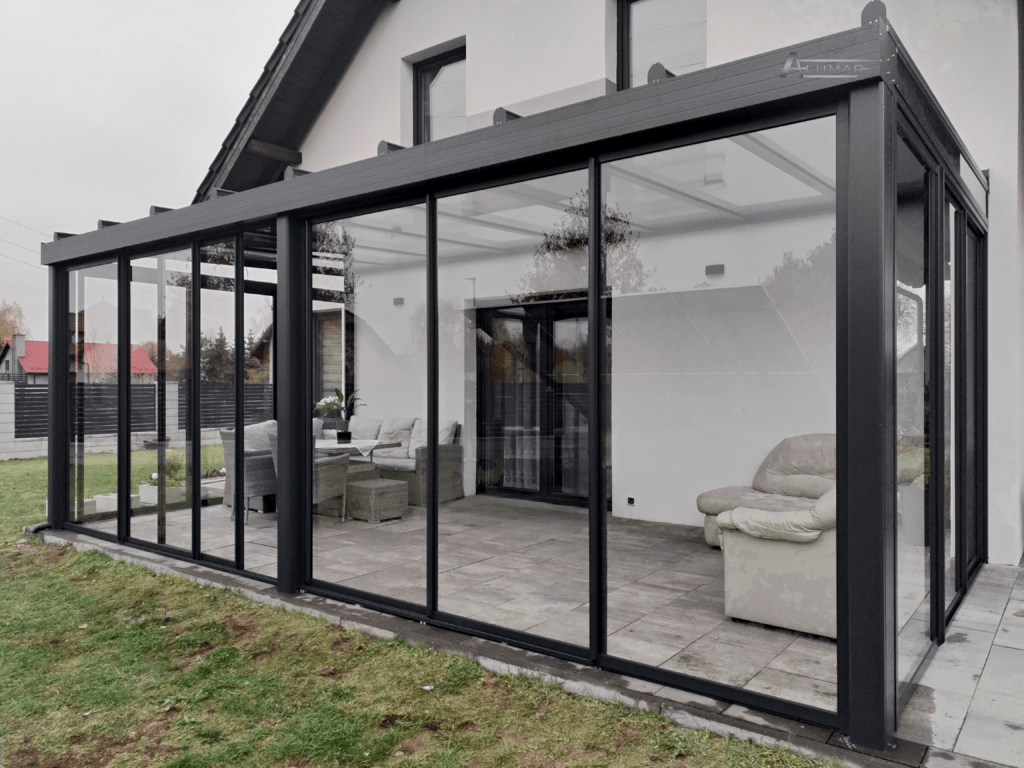 Szklane zadaszenia tarasów - dach tarasu zabudowany szkłem hartowanym - Realizacja Alumar-Zabudowy