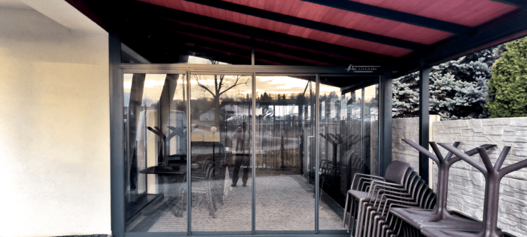 Szklane zabudowy tarasów - taras zabudowany szkłem hartowanym - Realizacja Alumar-Zabudowy