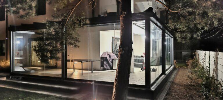 Szklane zadaszenia tarasów - dach tarasu zabudowany szkłem hartowanym - Realizacja Alumar-Zabudowy