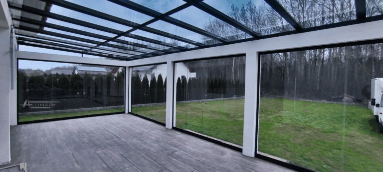 Szklane zadaszenia tarasów - dach tarasu zabudowany szkłem hartowanym - Realizacja Alumar-Zabudowy