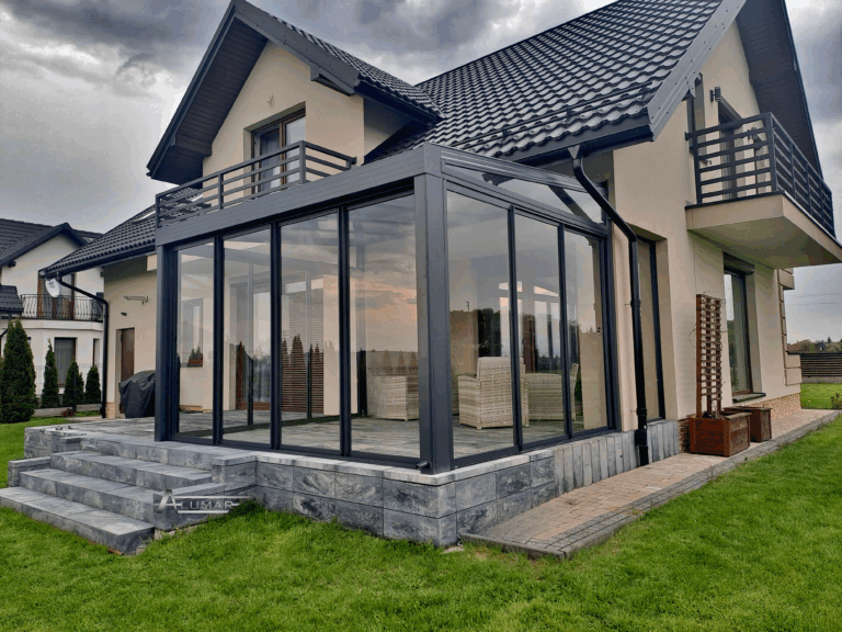 Szklane zadaszenia tarasów - dach tarasu zabudowany szkłem hartowanym - Realizacja Alumar-Zabudowy