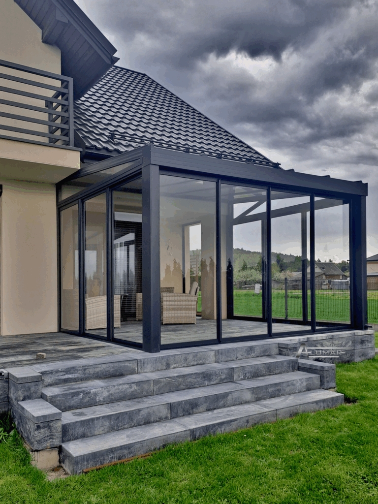 Szklane zadaszenia tarasów - dach tarasu zabudowany szkłem hartowanym - Realizacja Alumar-Zabudowy