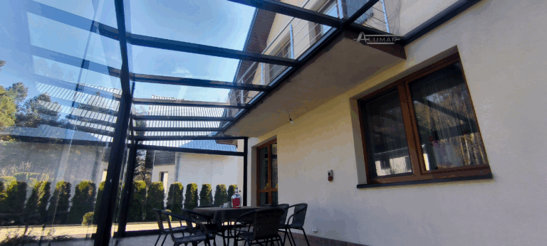 Szklane zadaszenia tarasów - dach tarasu zabudowany szkłem hartowanym - Realizacja Alumar-Zabudowy
