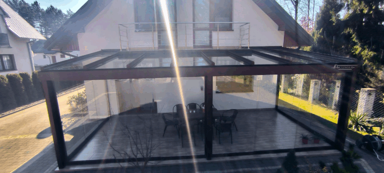 Szklane zadaszenia tarasów - dach tarasu zabudowany szkłem hartowanym - Realizacja Alumar-Zabudowy
