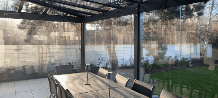 Szklane zadaszenia tarasów - dach tarasu zabudowany szkłem hartowanym - Realizacja Alumar-Zabudowy